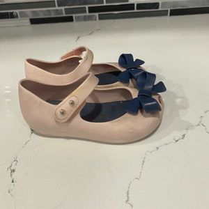Pink shoe blue bow mini Melissa campana 7C